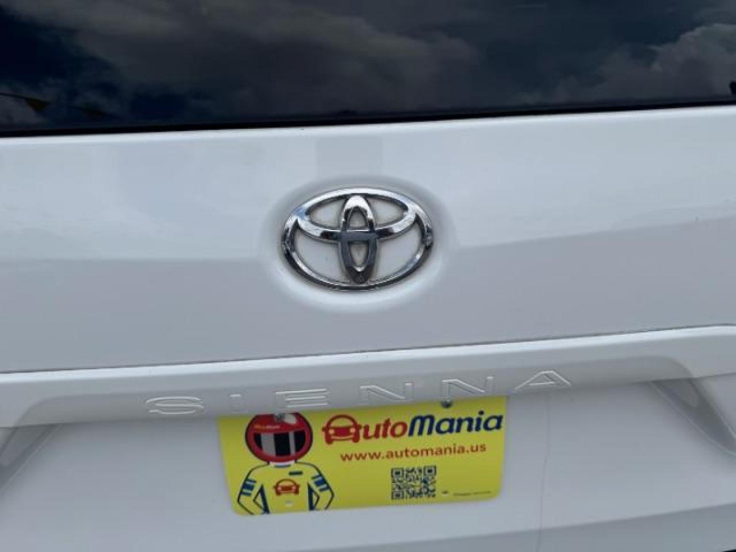 2013 White Toyota Sienna XLE V6 7 Passenger Auto Access Seat (5TDYK3DC4DS) with an 3.5L V-6 DOHC engine, located at 1806 Veterans Memorial Hwy SW, Austell, GA, 30168, (770) 944-9558, 33.817959, -84.606987 - Photo#18