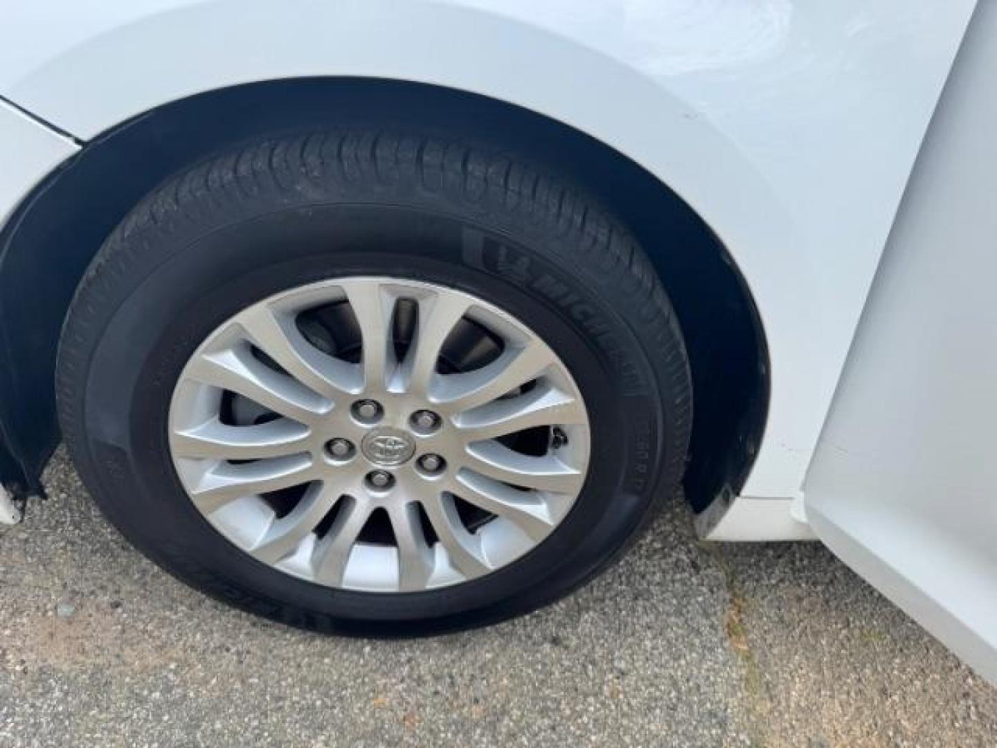 2013 White Toyota Sienna XLE V6 7 Passenger Auto Access Seat (5TDYK3DC4DS) with an 3.5L V-6 DOHC engine, located at 1806 Veterans Memorial Hwy SW, Austell, GA, 30168, (770) 944-9558, 33.817959, -84.606987 - Photo#19