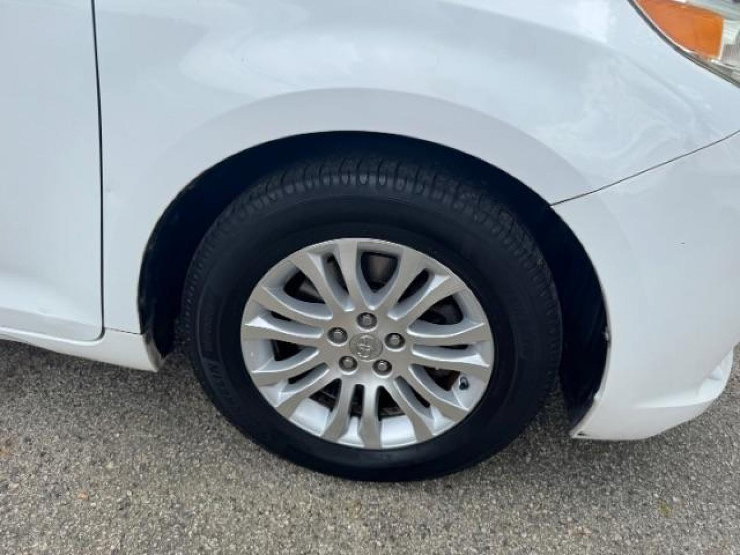 2013 White Toyota Sienna XLE V6 7 Passenger Auto Access Seat (5TDYK3DC4DS) with an 3.5L V-6 DOHC engine, located at 1806 Veterans Memorial Hwy SW, Austell, GA, 30168, (770) 944-9558, 33.817959, -84.606987 - Photo#20