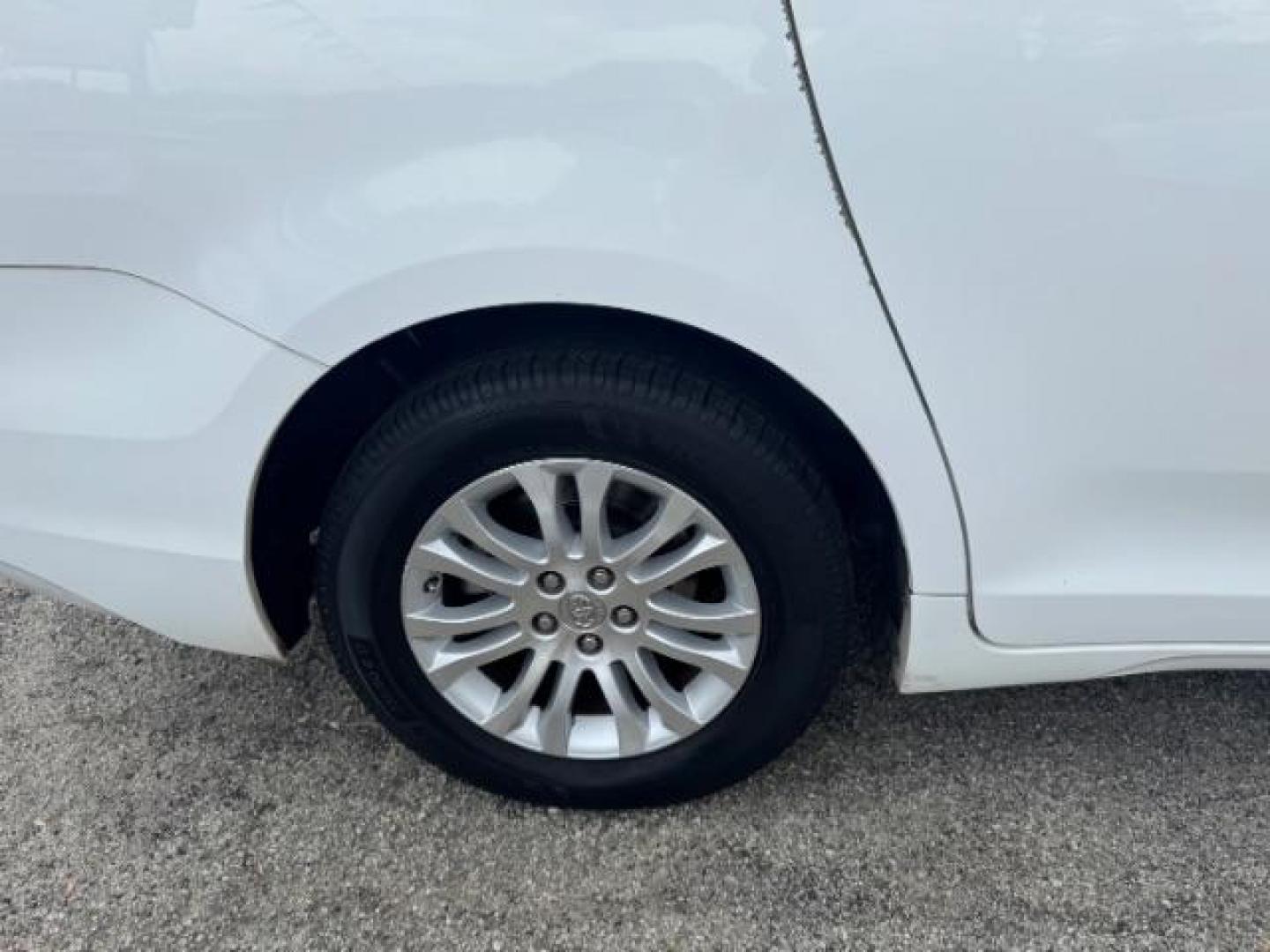 2013 White Toyota Sienna XLE V6 7 Passenger Auto Access Seat (5TDYK3DC4DS) with an 3.5L V-6 DOHC engine, located at 1806 Veterans Memorial Hwy SW, Austell, GA, 30168, (770) 944-9558, 33.817959, -84.606987 - Photo#21
