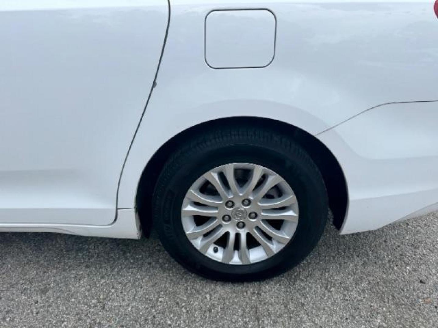 2013 White Toyota Sienna XLE V6 7 Passenger Auto Access Seat (5TDYK3DC4DS) with an 3.5L V-6 DOHC engine, located at 1806 Veterans Memorial Hwy SW, Austell, GA, 30168, (770) 944-9558, 33.817959, -84.606987 - Photo#22
