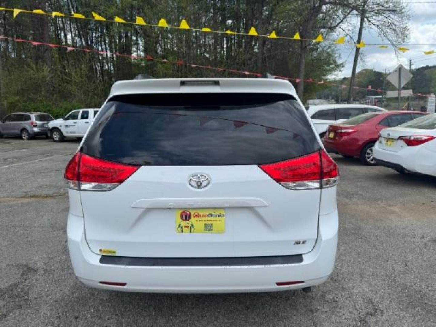2013 White Toyota Sienna XLE V6 7 Passenger Auto Access Seat (5TDYK3DC4DS) with an 3.5L V-6 DOHC engine, located at 1806 Veterans Memorial Hwy SW, Austell, GA, 30168, (770) 944-9558, 33.817959, -84.606987 - Photo#4