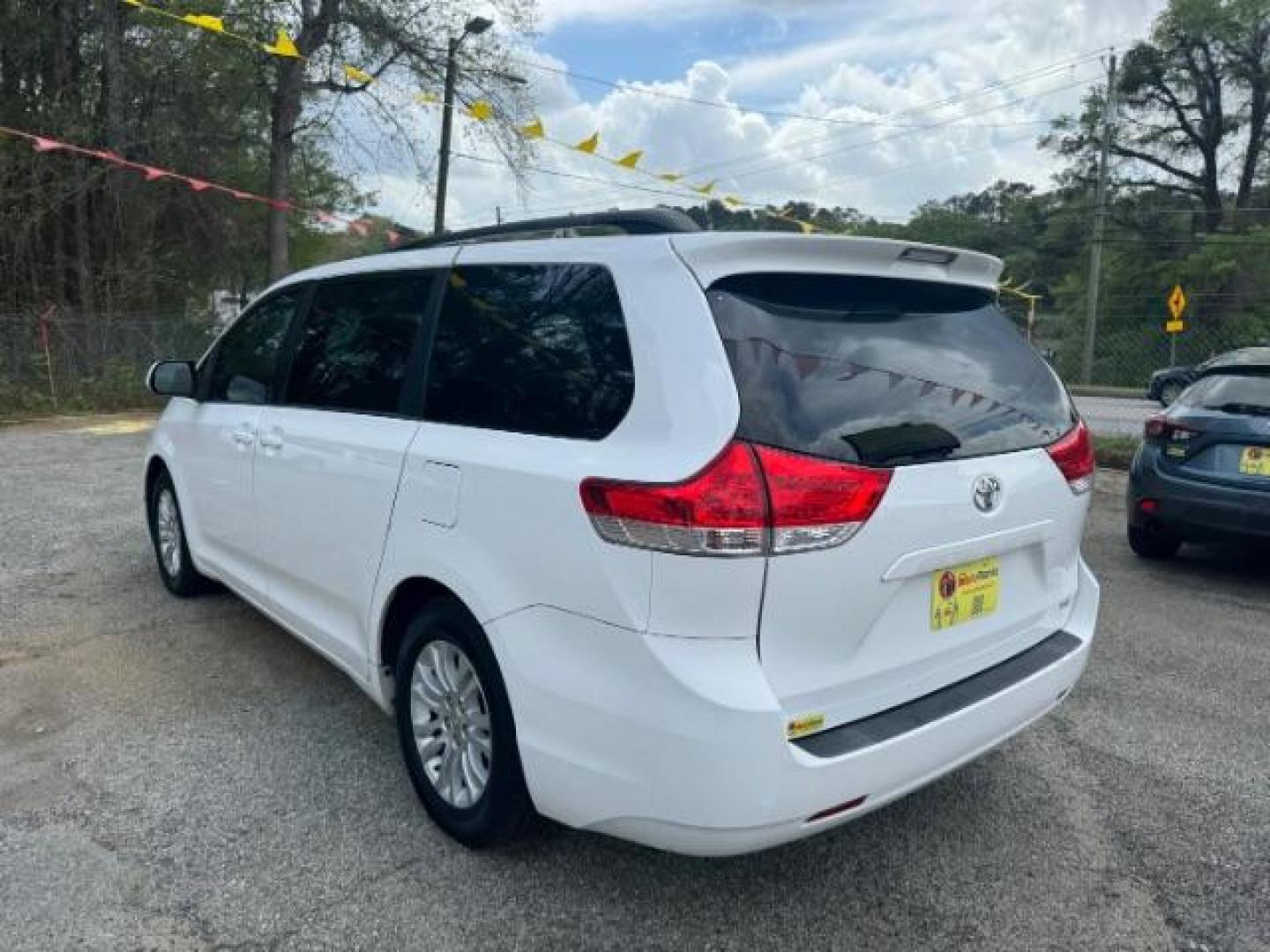 2013 White Toyota Sienna XLE V6 7 Passenger Auto Access Seat (5TDYK3DC4DS) with an 3.5L V-6 DOHC engine, located at 1806 Veterans Memorial Hwy SW, Austell, GA, 30168, (770) 944-9558, 33.817959, -84.606987 - Photo#5
