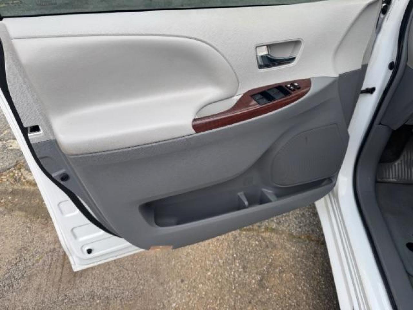 2013 White Toyota Sienna XLE V6 7 Passenger Auto Access Seat (5TDYK3DC4DS) with an 3.5L V-6 DOHC engine, located at 1806 Veterans Memorial Hwy SW, Austell, GA, 30168, (770) 944-9558, 33.817959, -84.606987 - Photo#7