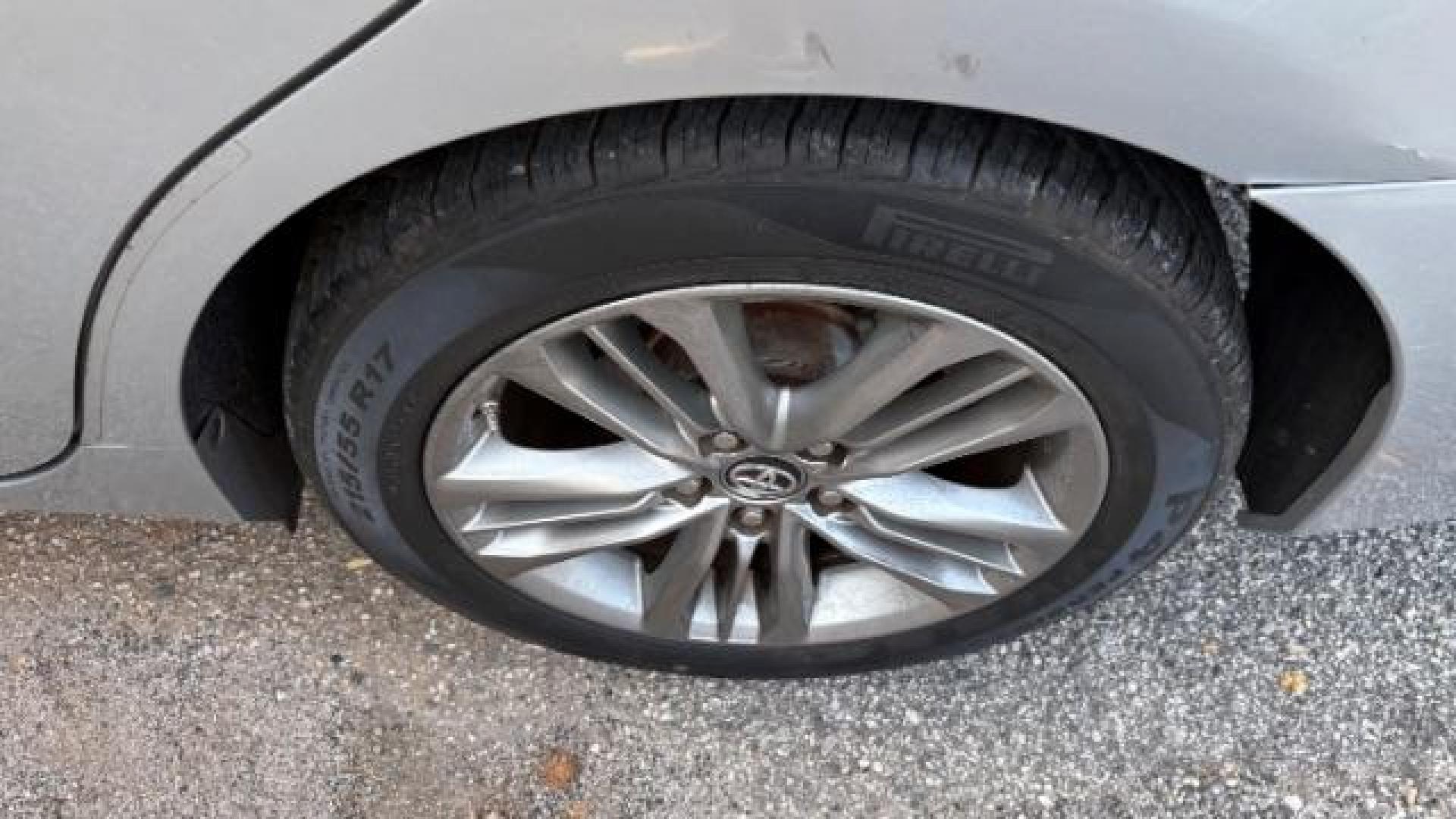 2017 Silver Toyota Camry SE (4T1BF1FK3HU) with an 2.5L I-4 DOHC engine, located at 1806 Veterans Memorial Hwy SW, Austell, GA, 30168, (770) 944-9558, 33.817959, -84.606987 - Photo#15
