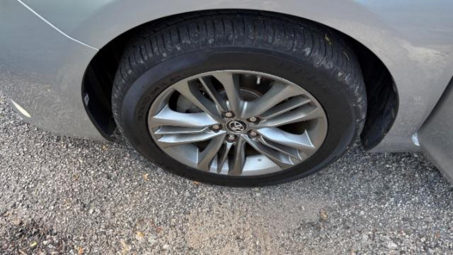 2017 Silver Toyota Camry SE (4T1BF1FK3HU) with an 2.5L I-4 DOHC engine, located at 1806 Veterans Memorial Hwy SW, Austell, GA, 30168, (770) 944-9558, 33.817959, -84.606987 - Photo#17