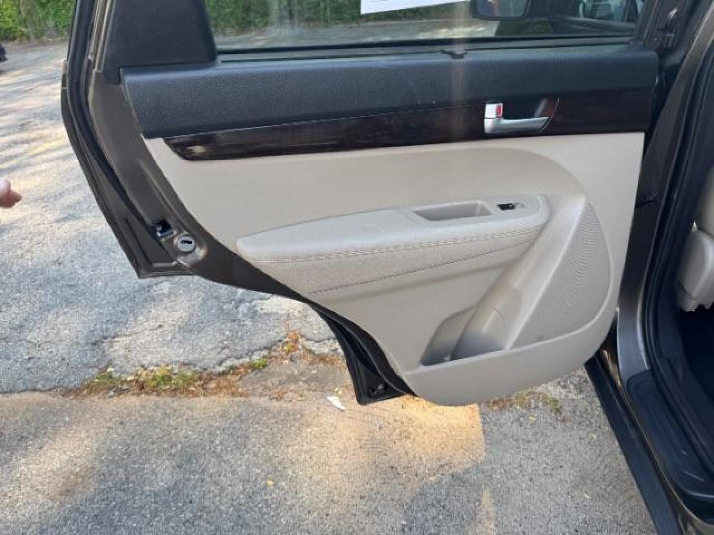 2014 Gray Kia Sorento EX V6 (5XYKU4A75EG) with an Lambda II 3.3L V-6 gasoline direct injection engine, located at 1806 Veterans Memorial Hwy SW, Austell, GA, 30168, (770) 944-9558, 33.817959, -84.606987 - Photo#10