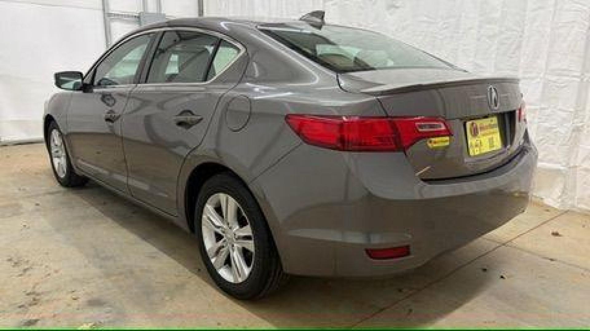 2013 Gray Acura ILX Hybrid 1.5L (19VDE3F7XDE) with an 1.5L I-4 i-VTEC variable valve control engine, located at 1806 Veterans Memorial Hwy SW, Austell, GA, 30168, (770) 944-9558, 33.817959, -84.606987 - Photo#3