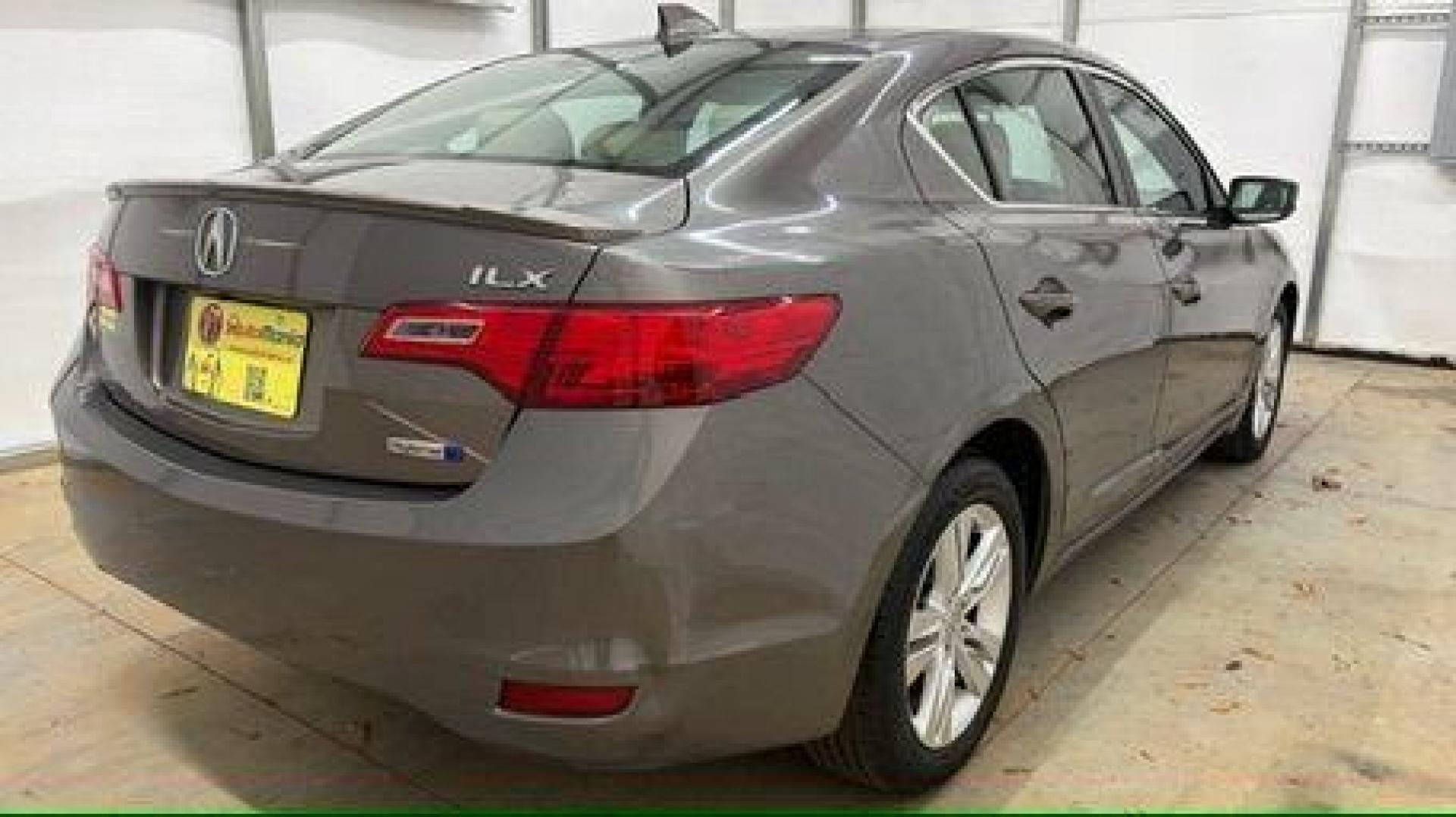 2013 Gray Acura ILX Hybrid 1.5L (19VDE3F7XDE) with an 1.5L I-4 i-VTEC variable valve control engine, located at 1806 Veterans Memorial Hwy SW, Austell, GA, 30168, (770) 944-9558, 33.817959, -84.606987 - Photo#5