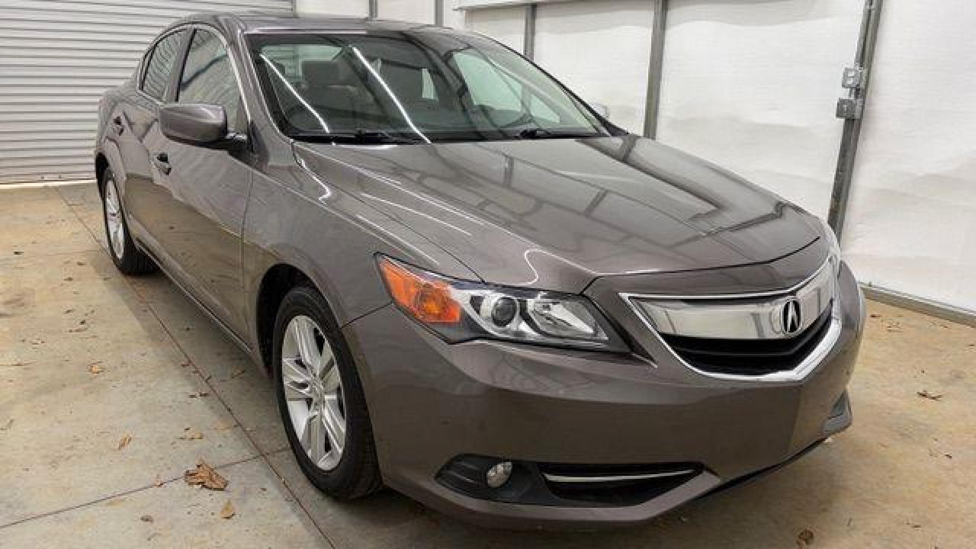 2013 Gray Acura ILX Hybrid 1.5L (19VDE3F7XDE) with an 1.5L I-4 i-VTEC variable valve control engine, located at 1806 Veterans Memorial Hwy SW, Austell, GA, 30168, (770) 944-9558, 33.817959, -84.606987 - Photo#8