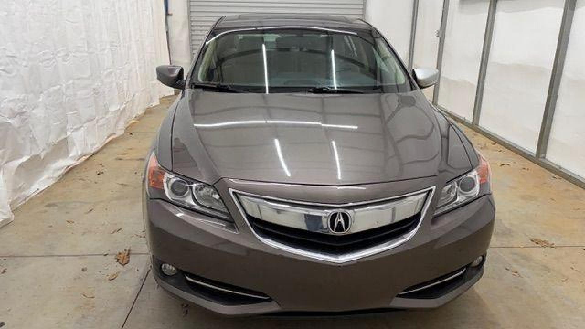 2013 Gray Acura ILX Hybrid 1.5L (19VDE3F7XDE) with an 1.5L I-4 i-VTEC variable valve control engine, located at 1806 Veterans Memorial Hwy SW, Austell, GA, 30168, (770) 944-9558, 33.817959, -84.606987 - Photo#9