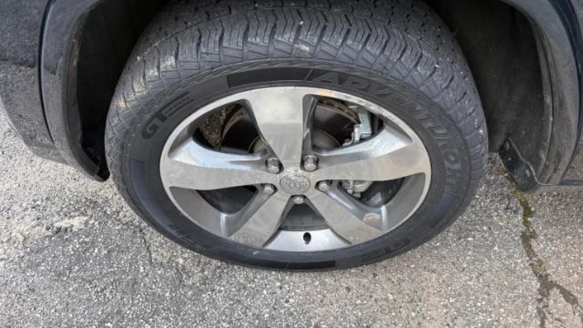 2014 Green Jeep Grand Cherokee Overland (1C4RJECG5EC) with an 3.6L V-6 DOHC engine, located at 1806 Veterans Memorial Hwy SW, Austell, GA, 30168, (770) 944-9558, 33.817959, -84.606987 - Photo#17