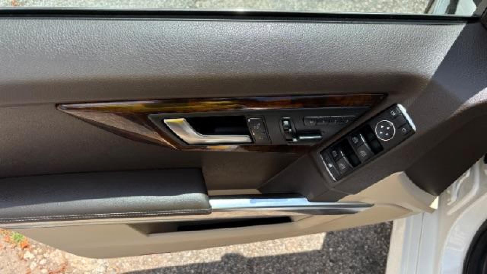 2013 White Mercedes-Benz GLK 350 4MATIC (WDCGG8JB4DG) with an 3.5L V-6 gasoline direct injection engine, located at 1806 Veterans Memorial Hwy SW, Austell, GA, 30168, (770) 944-9558, 33.817959, -84.606987 - Photo#9
