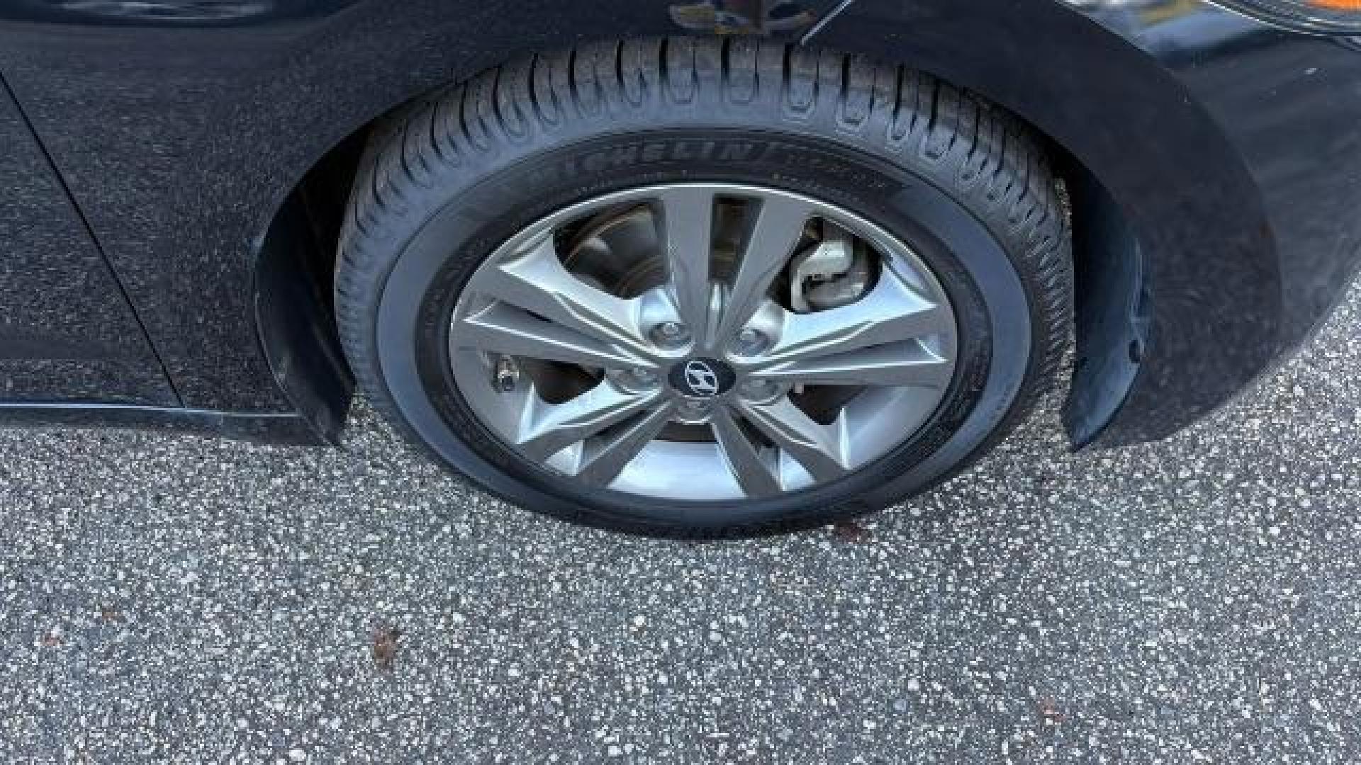 2017 Black Hyundai Elantra SE (5NPD84LF7HH) with an Nu 2L I-4 DOHC engine, located at 1806 Veterans Memorial Hwy SW, Austell, GA, 30168, (770) 944-9558, 33.817959, -84.606987 - Photo#15