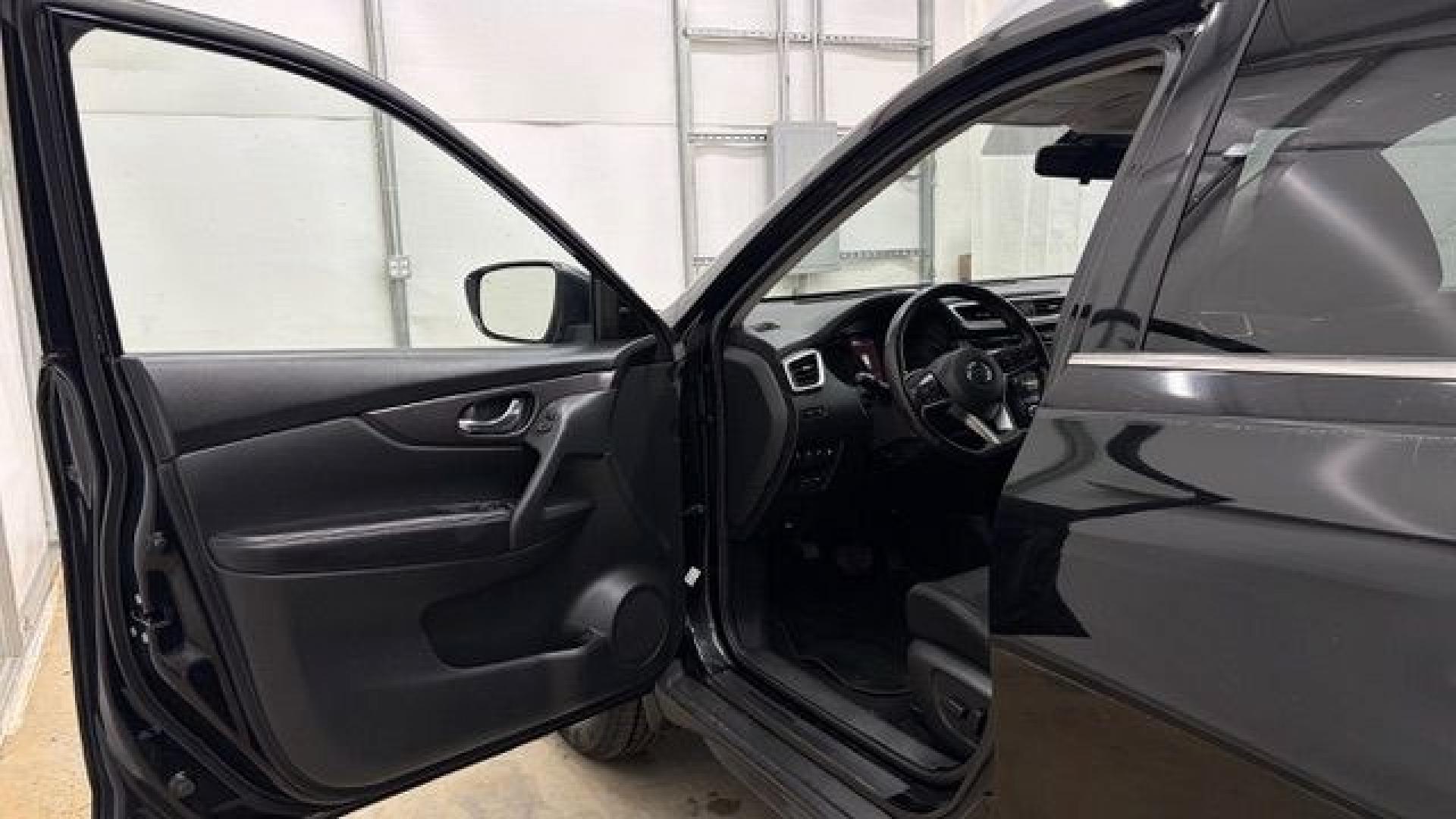 2019 Black Nissan Rogue SV (JN8AT2MT0KW) with an 2.5L I-4 DOHC engine, located at 1806 Veterans Memorial Hwy SW, Austell, GA, 30168, (770) 944-9558, 33.817959, -84.606987 - Photo#10