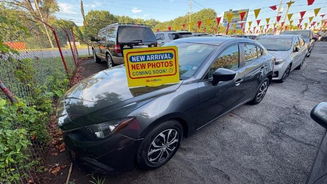 2014 Gray Mazda Mazda3 i Sport (JM1BM1U76E1) with an SKYACTIV-G 2L I-4 ga engine, located at 1806 Veterans Memorial Hwy SW, Austell, GA, 30168, (770) 944-9558, 33.817959, -84.606987 - Photo#0