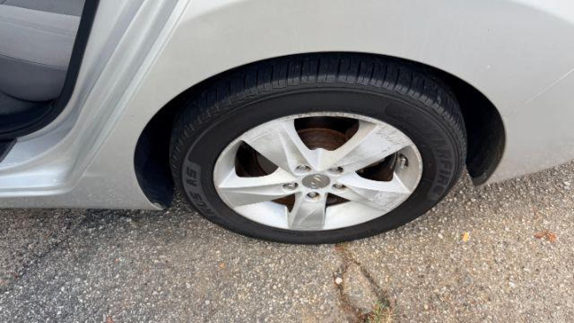 2011 Silver Hyundai Elantra GLS (Ulsan Plant) (KMHDH4AE2BU) with an 1.8L I-4 DOHC engine, located at 1806 Veterans Memorial Hwy SW, Austell, GA, 30168, (770) 944-9558, 33.817959, -84.606987 - Photo#15