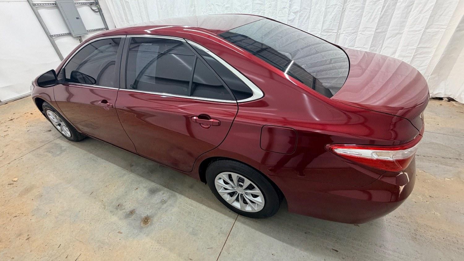 2017 RED Toyota Camry LE (4T1BF1FK6HU) with an 2.5L I-4 DOHC engine, located at 1806 Veterans Memorial Hwy SW, Austell, GA, 30168, (770) 944-9558, 33.817959, -84.606987 - Photo#6