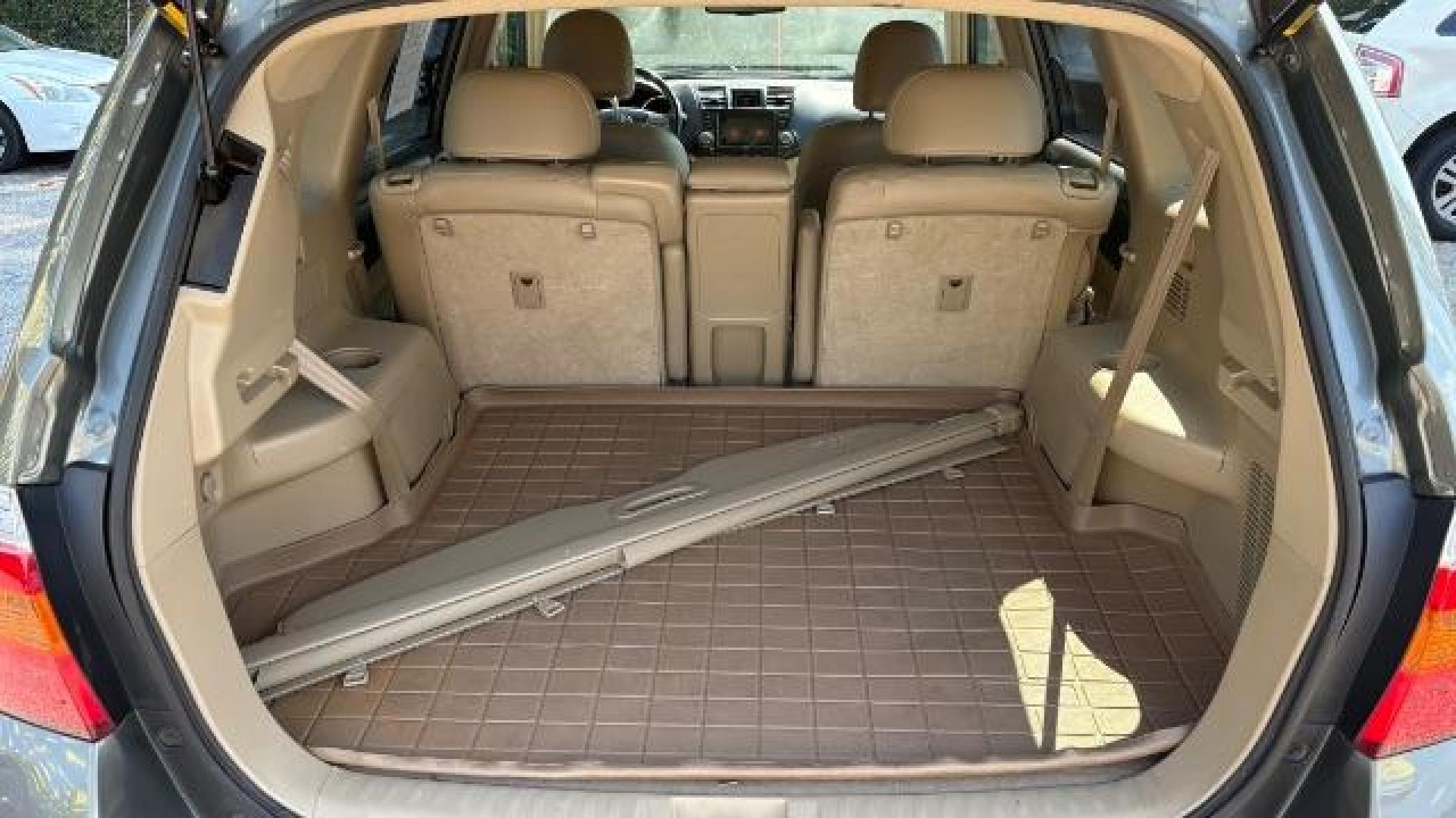 2009 Gray Toyota Highlander Limited 2WD (JTEDS42A392) with an 3.5L V6 DOHC 24V engine, 5-Speed Automatic transmission, located at 1806 Veterans Memorial Hwy SW, Austell, GA, 30168, (770) 944-9558, 33.817959, -84.606987 - Photo#6