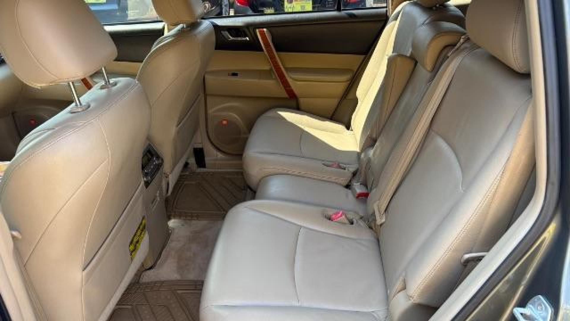 2009 Gray Toyota Highlander Limited 2WD (JTEDS42A392) with an 3.5L V6 DOHC 24V engine, 5-Speed Automatic transmission, located at 1806 Veterans Memorial Hwy SW, Austell, GA, 30168, (770) 944-9558, 33.817959, -84.606987 - Photo#7