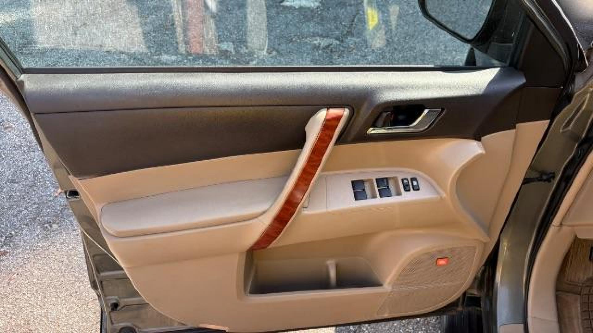 2009 Gray Toyota Highlander Limited 2WD (JTEDS42A392) with an 3.5L V6 DOHC 24V engine, 5-Speed Automatic transmission, located at 1806 Veterans Memorial Hwy SW, Austell, GA, 30168, (770) 944-9558, 33.817959, -84.606987 - Photo#9