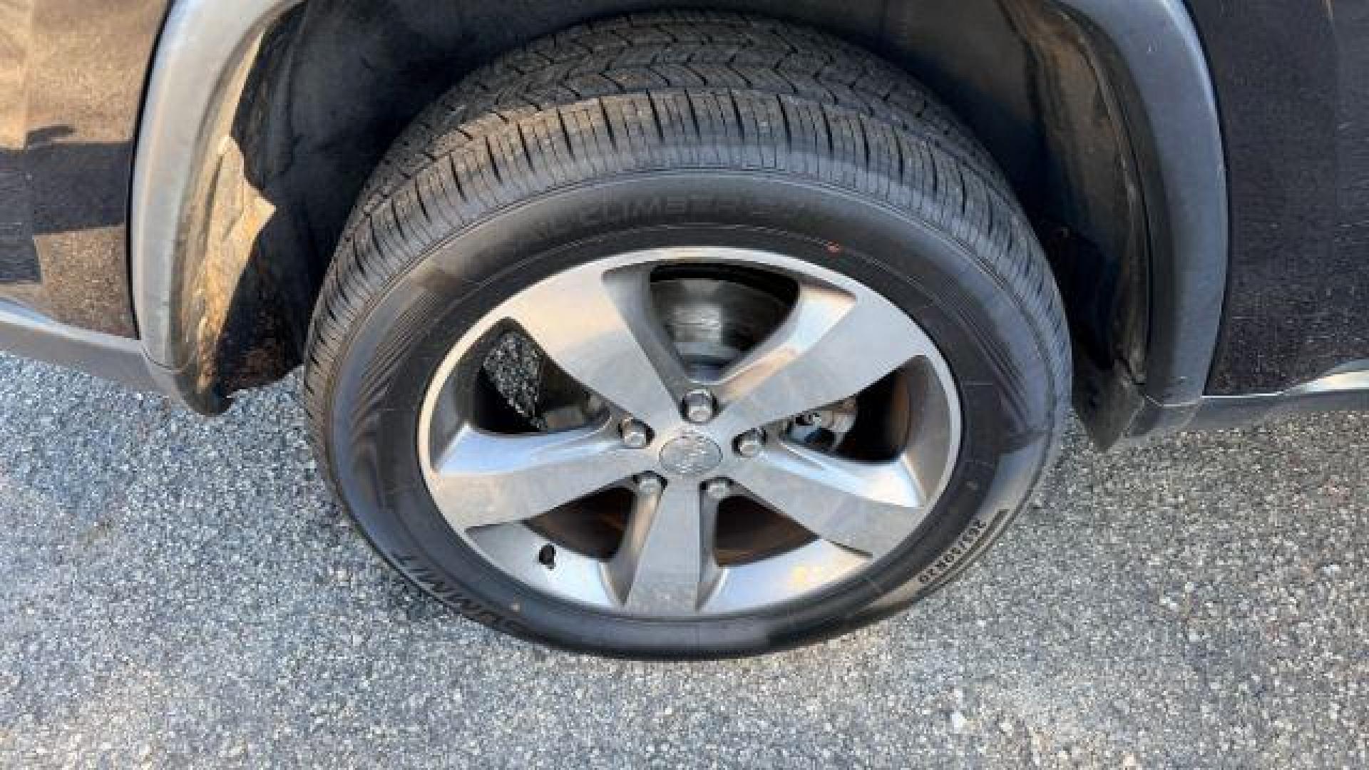 2015 Black Jeep Grand Cherokee Limited 2WD (1C4RJEBG4FC) with an 3.6L V6 DOHC 24V engine, 8-Speed Automatic transmission, located at 1806 Veterans Memorial Hwy SW, Austell, GA, 30168, (770) 944-9558, 33.817959, -84.606987 - Photo#17