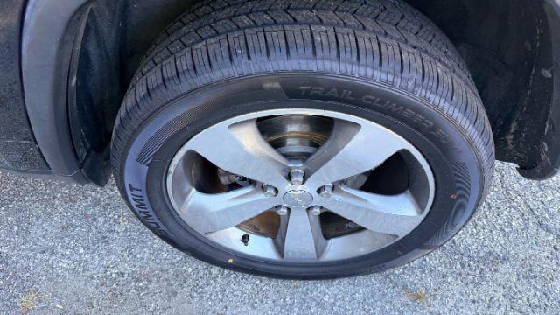 2015 Black Jeep Grand Cherokee Limited 2WD (1C4RJEBG4FC) with an 3.6L V6 DOHC 24V engine, 8-Speed Automatic transmission, located at 1806 Veterans Memorial Hwy SW, Austell, GA, 30168, (770) 944-9558, 33.817959, -84.606987 - Photo#18