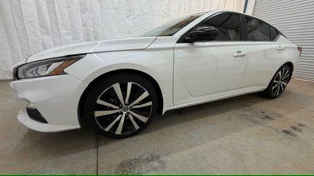 2020 White Nissan Altima SR FWD (1N4BL4CV4LN) with an 2.5L I-4 gasoline direct injection engine, located at 1806 Veterans Memorial Hwy SW, Austell, GA, 30168, (770) 944-9558, 33.817959, -84.606987 - Photo#1