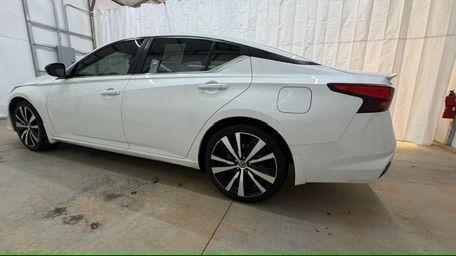 2020 White Nissan Altima SR FWD (1N4BL4CV4LN) with an 2.5L I-4 gasoline direct injection engine, located at 1806 Veterans Memorial Hwy SW, Austell, GA, 30168, (770) 944-9558, 33.817959, -84.606987 - Photo#2
