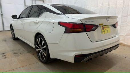 2020 White Nissan Altima SR FWD (1N4BL4CV4LN) with an 2.5L I-4 gasoline direct injection engine, located at 1806 Veterans Memorial Hwy SW, Austell, GA, 30168, (770) 944-9558, 33.817959, -84.606987 - Photo#3