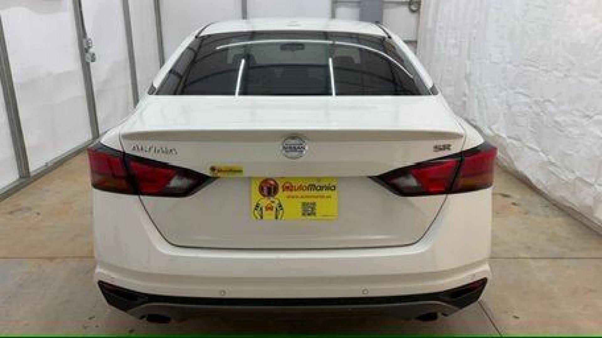 2020 White Nissan Altima SR FWD (1N4BL4CV4LN) with an 2.5L I-4 gasoline direct injection engine, located at 1806 Veterans Memorial Hwy SW, Austell, GA, 30168, (770) 944-9558, 33.817959, -84.606987 - Photo#4