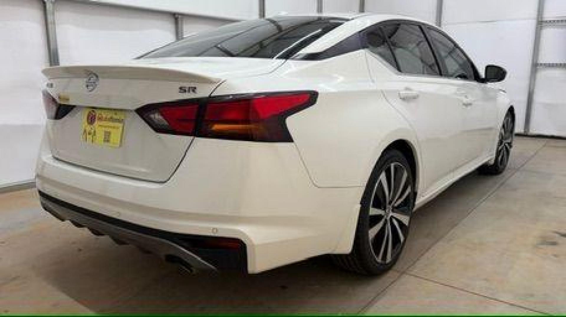 2020 White Nissan Altima SR FWD (1N4BL4CV4LN) with an 2.5L I-4 gasoline direct injection engine, located at 1806 Veterans Memorial Hwy SW, Austell, GA, 30168, (770) 944-9558, 33.817959, -84.606987 - Photo#5