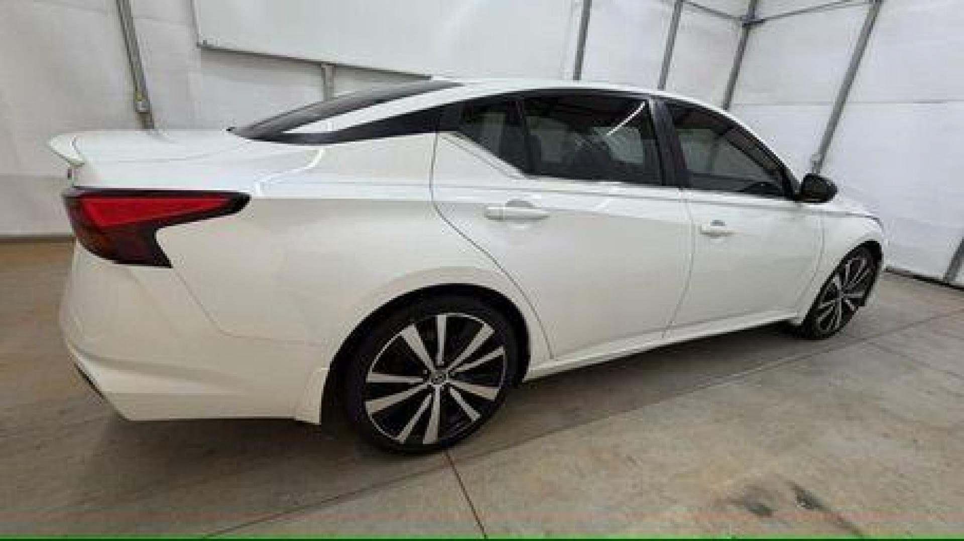 2020 White Nissan Altima SR FWD (1N4BL4CV4LN) with an 2.5L I-4 gasoline direct injection engine, located at 1806 Veterans Memorial Hwy SW, Austell, GA, 30168, (770) 944-9558, 33.817959, -84.606987 - Photo#6