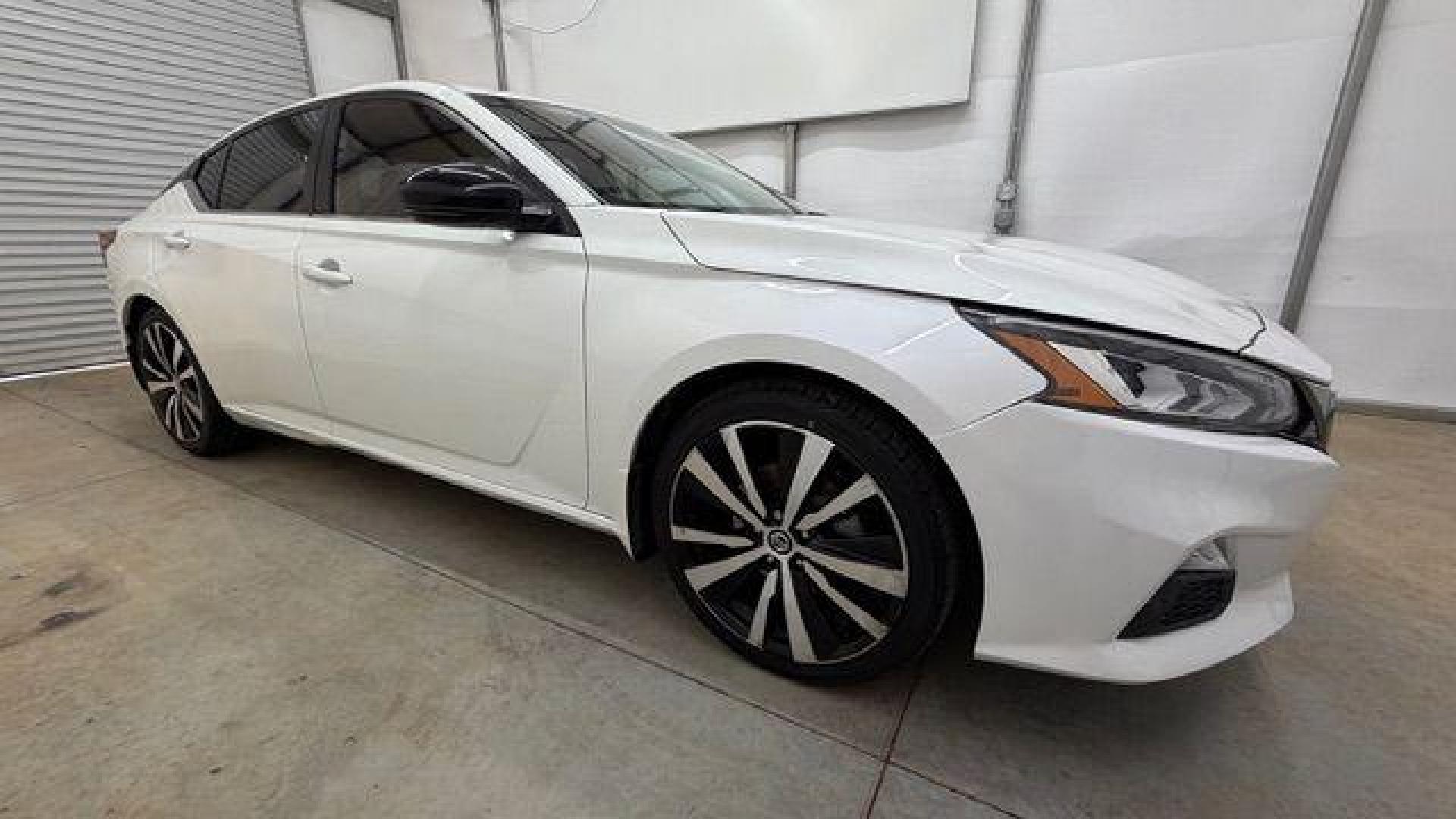 2020 White Nissan Altima SR FWD (1N4BL4CV4LN) with an 2.5L I-4 gasoline direct injection engine, located at 1806 Veterans Memorial Hwy SW, Austell, GA, 30168, (770) 944-9558, 33.817959, -84.606987 - Photo#7