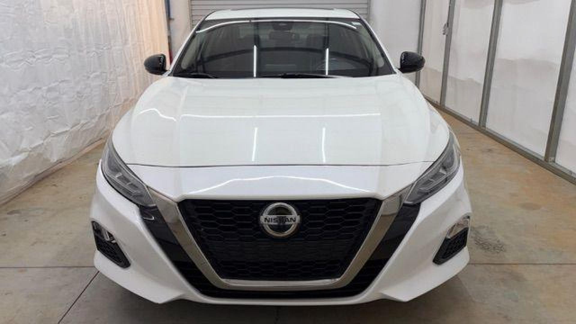 2020 White Nissan Altima SR FWD (1N4BL4CV4LN) with an 2.5L I-4 gasoline direct injection engine, located at 1806 Veterans Memorial Hwy SW, Austell, GA, 30168, (770) 944-9558, 33.817959, -84.606987 - Photo#9