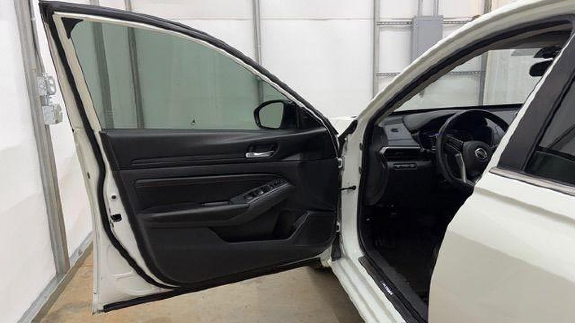 2020 White Nissan Altima SR FWD (1N4BL4CV4LN) with an 2.5L I-4 gasoline direct injection engine, located at 1806 Veterans Memorial Hwy SW, Austell, GA, 30168, (770) 944-9558, 33.817959, -84.606987 - Photo#10