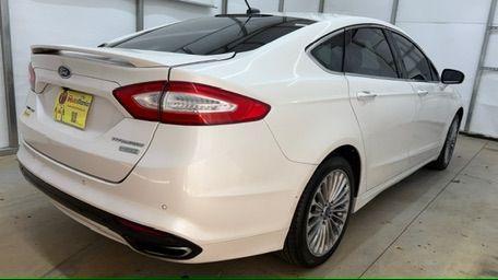 2013 White Ford Fusion Titanium (3FA6P0K98DR) with an EcoBoost 2L I-4 gasoline direct injection engine, located at 1806 Veterans Memorial Hwy SW, Austell, GA, 30168, (770) 944-9558, 33.817959, -84.606987 - Photo#5