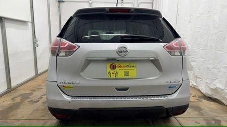 2014 Silver Nissan Rogue SL (5N1AT2MV8EC) with an 2.5L I-4 DOHC engine, located at 1806 Veterans Memorial Hwy SW, Austell, GA, 30168, (770) 944-9558, 33.817959, -84.606987 - Photo#4