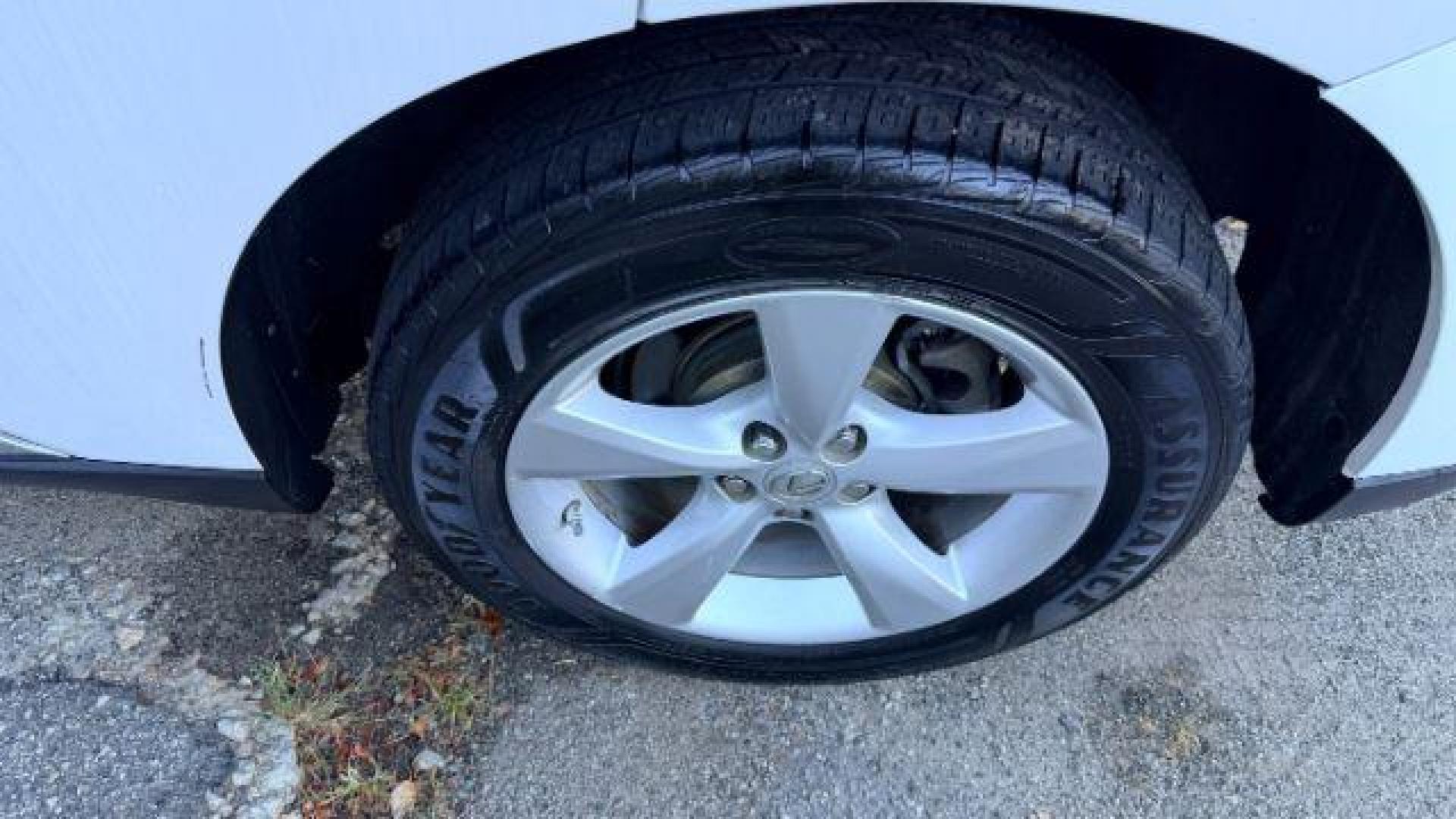 2011 White Lexus RX 350 FWD (2T2ZK1BA2BC) with an 3.5L engine, Automatic transmission, located at 1806 Veterans Memorial Hwy SW, Austell, GA, 30168, (770) 944-9558, 33.817959, -84.606987 - Photo#18