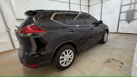 2017 Black Nissan Rogue S (JN8AT2MT7HW) with an 2.5L I-4 DOHC engine, located at 1806 Veterans Memorial Hwy SW, Austell, GA, 30168, (770) 944-9558, 33.817959, -84.606987 - Photo#6