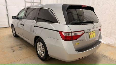 2013 Silver Honda Odyssey LX (5FNRL5H24DB) with an 3.5L V-6 i-VTEC variable valve control engine, located at 1806 Veterans Memorial Hwy SW, Austell, GA, 30168, (770) 944-9558, 33.817959, -84.606987 - Photo#3