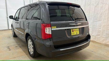 2015 Gray Chrysler Town and Country Touring (2C4RC1BG6FR) with an 3.6L V-6 DOHC engine, located at 1806 Veterans Memorial Hwy SW, Austell, GA, 30168, (770) 944-9558, 33.817959, -84.606987 - Photo#3