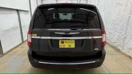 2015 Gray Chrysler Town and Country Touring (2C4RC1BG6FR) with an 3.6L V-6 DOHC engine, located at 1806 Veterans Memorial Hwy SW, Austell, GA, 30168, (770) 944-9558, 33.817959, -84.606987 - Photo#4