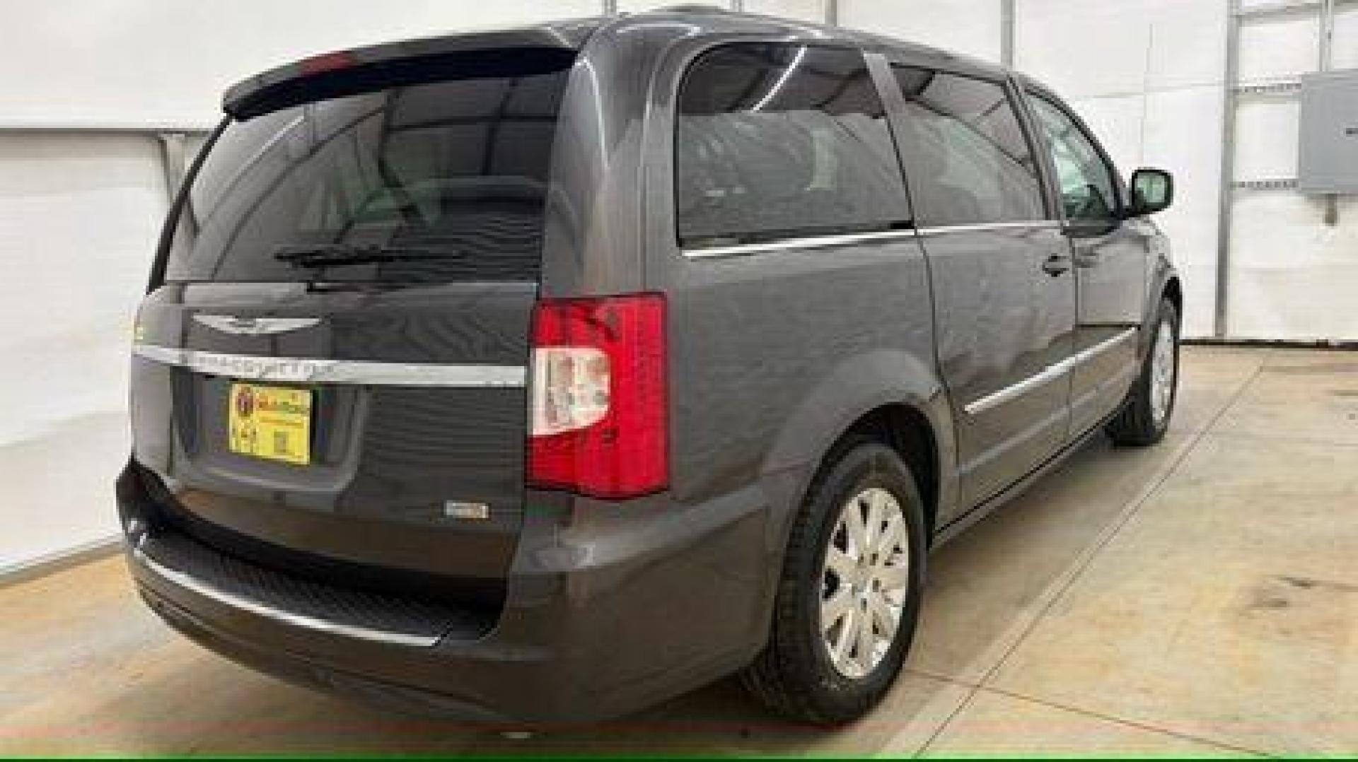 2015 Gray Chrysler Town and Country Touring (2C4RC1BG6FR) with an 3.6L V-6 DOHC engine, located at 1806 Veterans Memorial Hwy SW, Austell, GA, 30168, (770) 944-9558, 33.817959, -84.606987 - Photo#5
