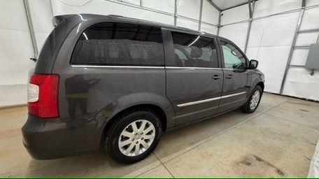2015 Gray Chrysler Town and Country Touring (2C4RC1BG6FR) with an 3.6L V-6 DOHC engine, located at 1806 Veterans Memorial Hwy SW, Austell, GA, 30168, (770) 944-9558, 33.817959, -84.606987 - Photo#6