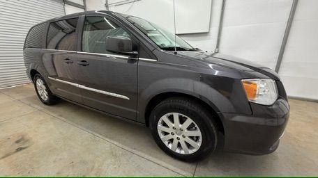 2015 Gray Chrysler Town and Country Touring (2C4RC1BG6FR) with an 3.6L V-6 DOHC engine, located at 1806 Veterans Memorial Hwy SW, Austell, GA, 30168, (770) 944-9558, 33.817959, -84.606987 - Photo#7