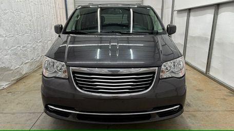 2015 Gray Chrysler Town and Country Touring (2C4RC1BG6FR) with an 3.6L V-6 DOHC engine, located at 1806 Veterans Memorial Hwy SW, Austell, GA, 30168, (770) 944-9558, 33.817959, -84.606987 - Photo#9