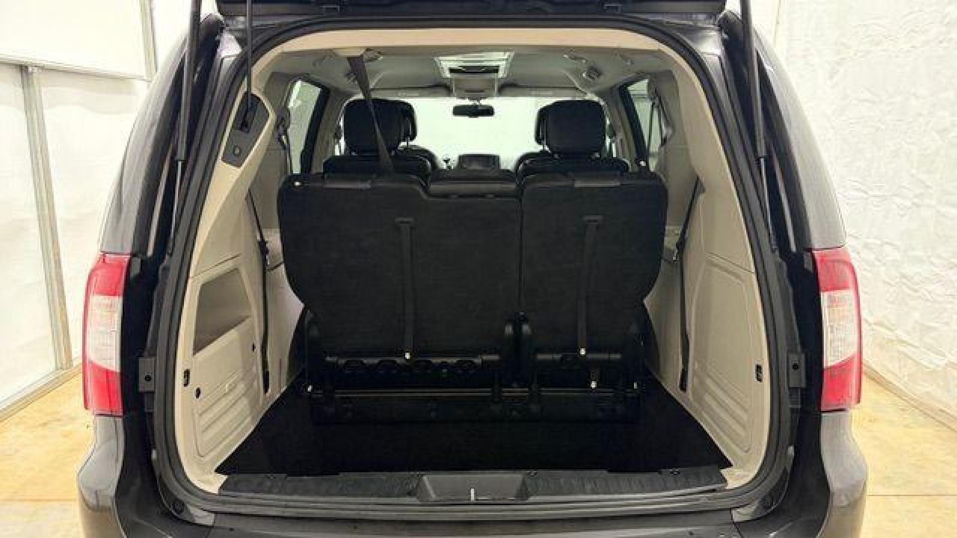 2015 Gray Chrysler Town and Country Touring (2C4RC1BG6FR) with an 3.6L V-6 DOHC engine, located at 1806 Veterans Memorial Hwy SW, Austell, GA, 30168, (770) 944-9558, 33.817959, -84.606987 - Photo#16