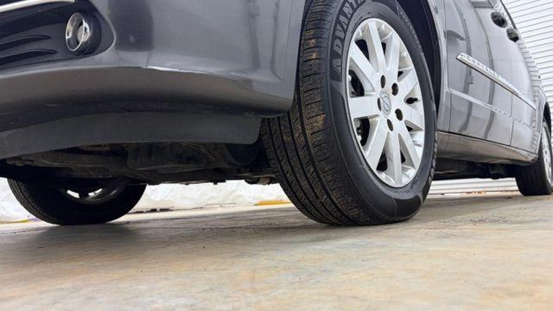 2015 Gray Chrysler Town and Country Touring (2C4RC1BG6FR) with an 3.6L V-6 DOHC engine, located at 1806 Veterans Memorial Hwy SW, Austell, GA, 30168, (770) 944-9558, 33.817959, -84.606987 - Photo#23