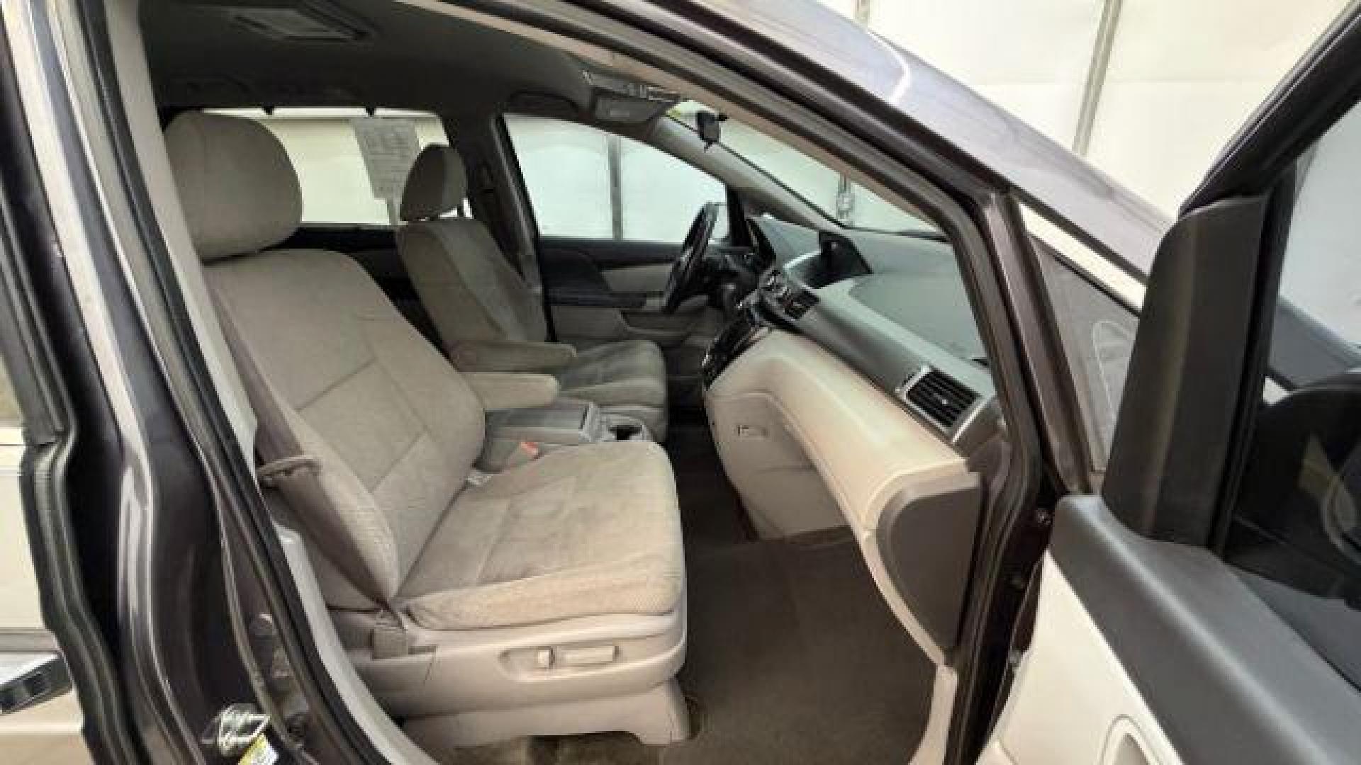 2016 Gray Honda Odyssey SE (5FNRL5H32GB) with an 3.5L V-6 i-VTEC variable valve control engine, located at 1806 Veterans Memorial Hwy SW, Austell, GA, 30168, (770) 944-9558, 33.817959, -84.606987 - Photo#18